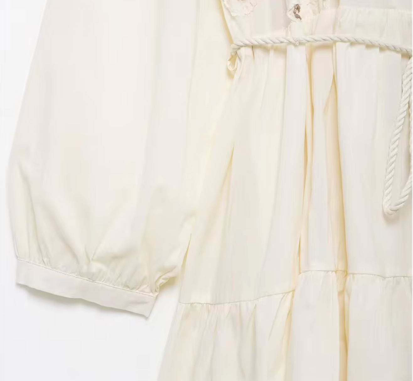 Ein Kurzes Kleid mit langen Ärmeln