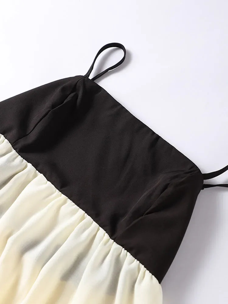 Schwarzes und weißes Patchwork-Langkleid