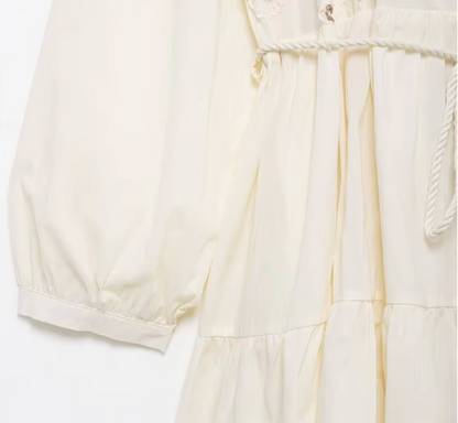 Ein Kurzes Kleid mit langen Ärmeln