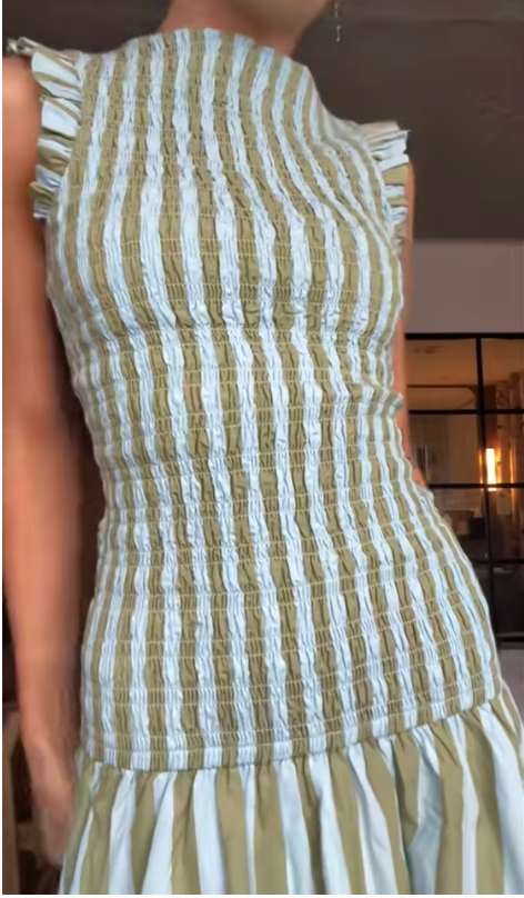 Gestreiftes plissiertes Kleid