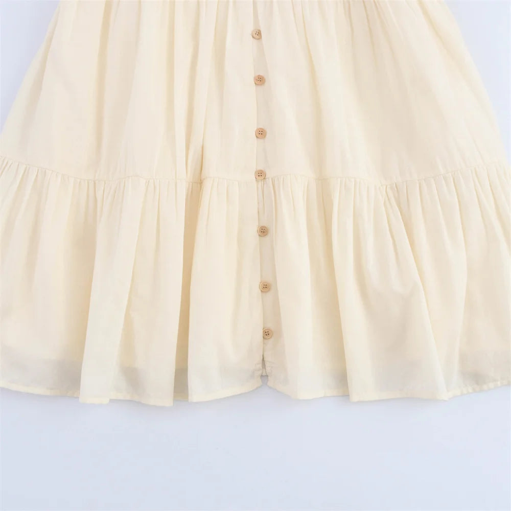 Ein Kurzes Kleid mit langen Ärmeln