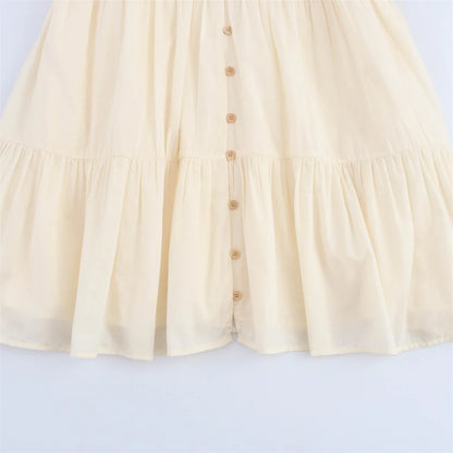Ein Kurzes Kleid mit langen Ärmeln