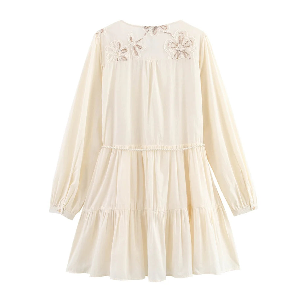Ein Kurzes Kleid mit langen Ärmeln