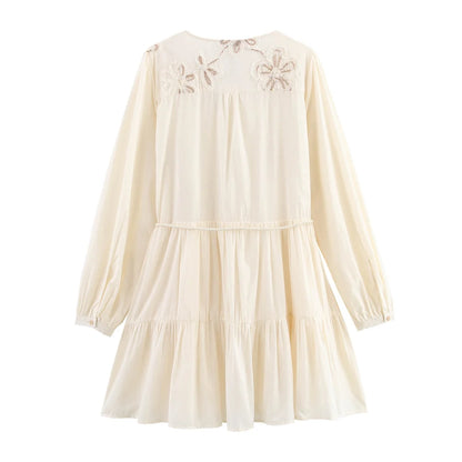 Ein Kurzes Kleid mit langen Ärmeln