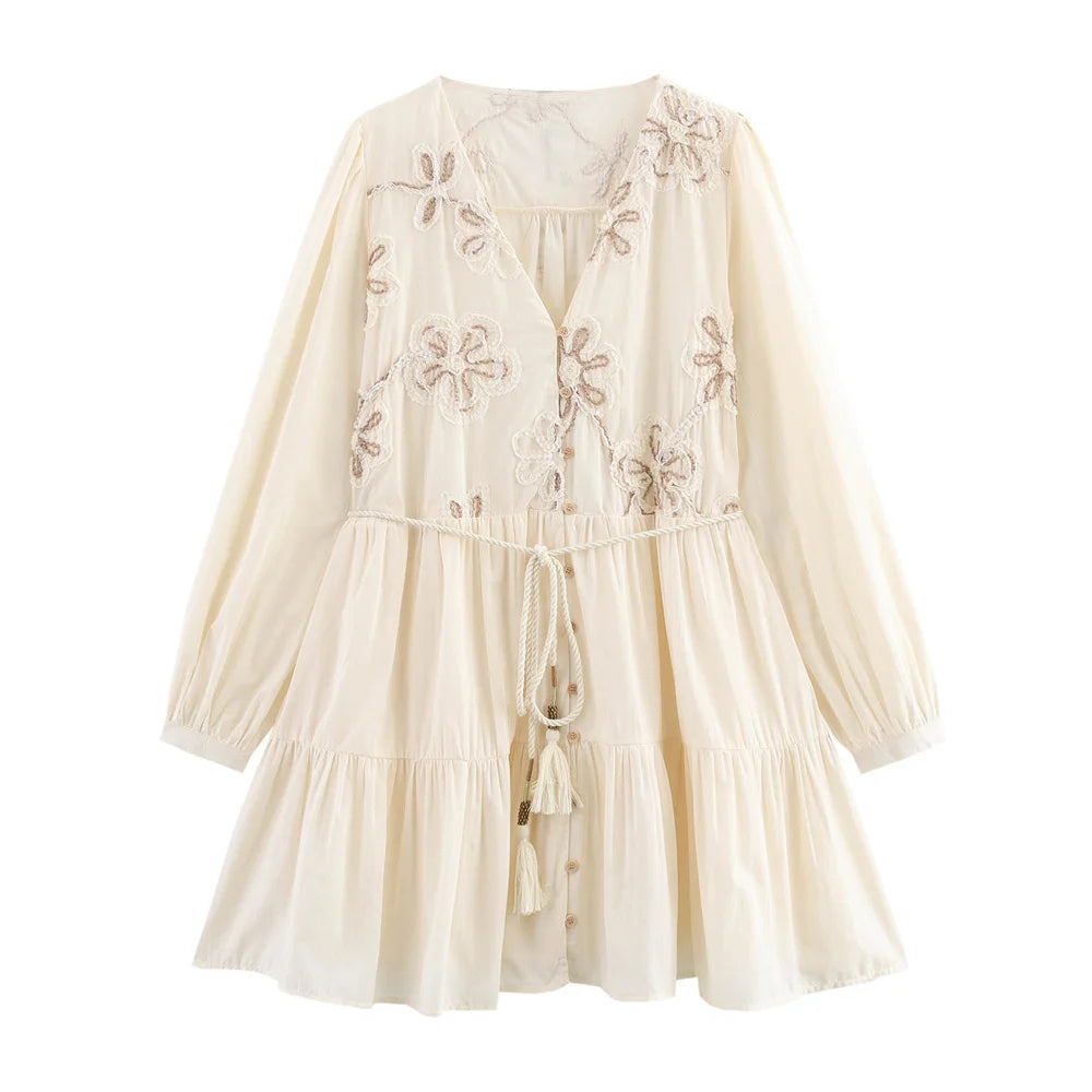 Ein Kurzes Kleid mit langen Ärmeln