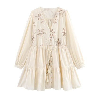 Ein Kurzes Kleid mit langen Ärmeln