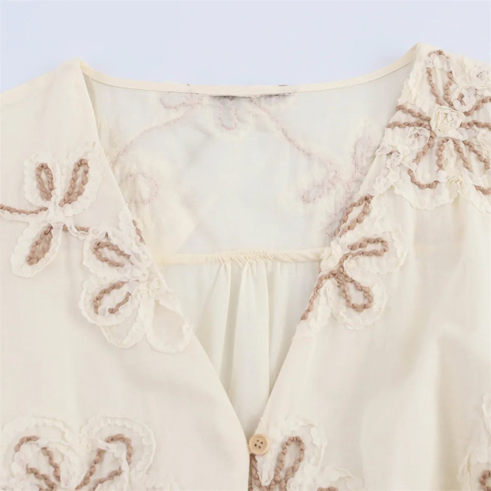 Ein Kurzes Kleid mit langen Ärmeln