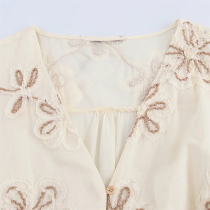 Ein Kurzes Kleid mit langen Ärmeln